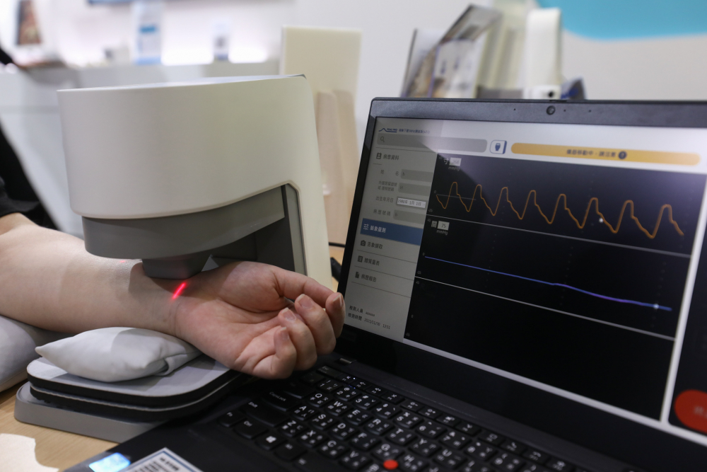 8868体育耘康脈象檢測系統透過電腦精準控制升降系統，還原中醫師三指把脈過程的舉、按、尋手法，將脈象感受轉化成數據，未來可結合大數據分析，實現智慧醫療及準確性